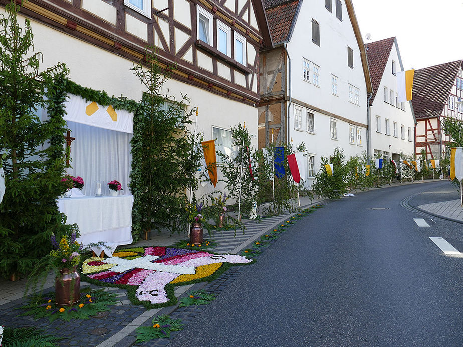 Fronleichnamsaltäre in den Naumburger Straßen (Foto: Karl-Franz Thiede)